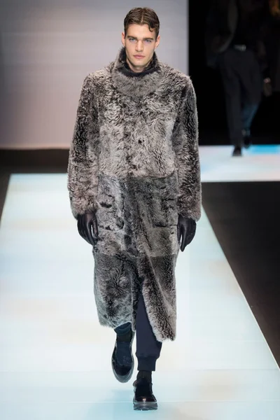 Look 16